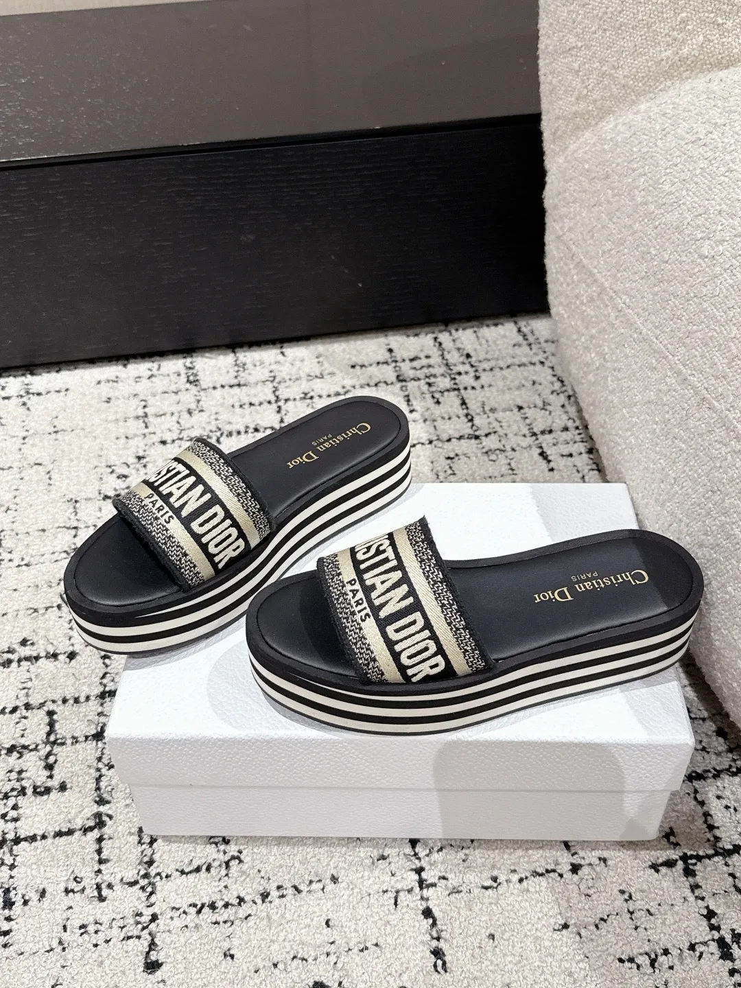 👟👟Ex-factory price 440👟👟 DIOR Dway fabric embroidered logo open toe 7cm thick sole one-word strap slippers CD letter logo three-dimensional embroidery thick bottom round toe open toe slippers The original development of the top version on the market, soft and delicate foot feel, extremely comfortable.  ✔️Upper: imported electro-embroidered cotton technical fabric ✔️Inner lining: water-dyed cowhide foot pad lining ✔️Outsole: original combination outsole ✔️Sole thickness: 7cm ✔️Size: #35-41 (40.41. Customized, non-refundable and non-exchangeable)